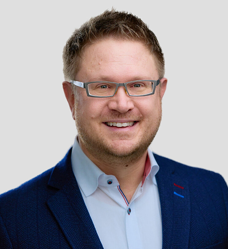 Professional portrait of Prof. Dr. Dennis Steininger